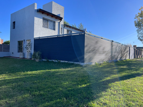 Casa En Venta  , 3 Dormitorios , Cochera Doble , Barrio  Cerrado , Valle Cercano , Ciudad De Cordoba , Arg , Zona Sur 