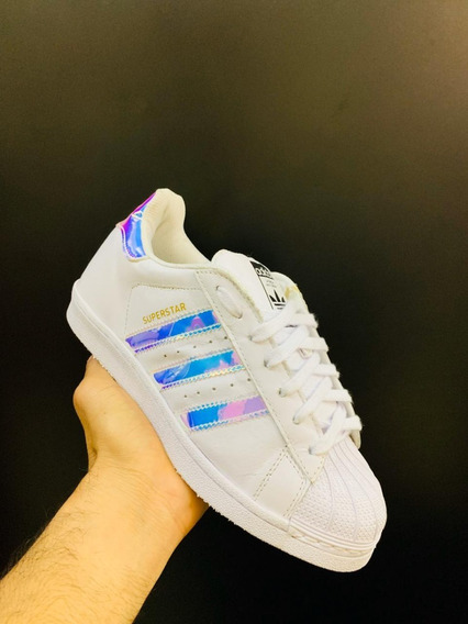 tênis da adidas holográfico