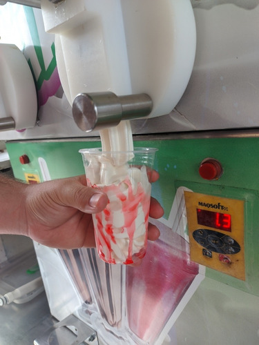 Imagem 2 de 4 de Maquina De Milkshake C/ Reboque