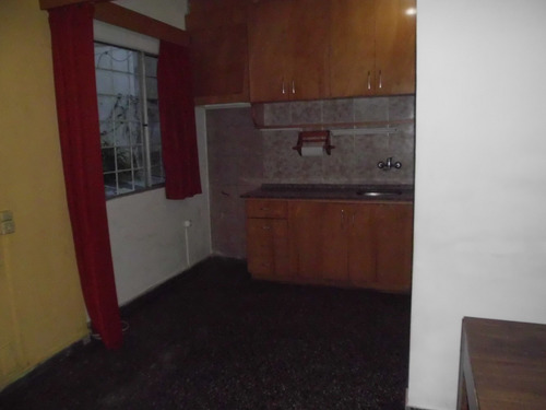 Mono-ambiente En Pleno Centro Con Patio Ascensor Ofic.o Viv
