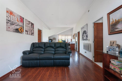 Casa En Venta. 6 Dorm. Las Condes/ Terraza Techada Y Piscina