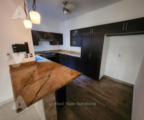 Casa En Venta, 4 Recámaras, 2 Niveles, La Vista, El Table, C