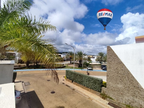 Imagen 15 de 18 de Re/max 2mil Vende Townhouse En Conj. Resd. Majestic Village