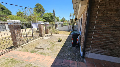 Ml Propiedades Alquila, Excelente Casa ,estilo Chalet Clásico De Dos Aguas, 2 Dormitorios, Jardín, Fondito, Calefactor Alto Rendimiento, A Pasos De Giannattasio.