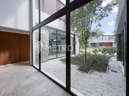 Casa En Venta Con 4 Suites Y Amarra En El Yacht, Nordelta