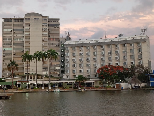 Club Bahía De Los Piratas Con Lancha Y Puesto