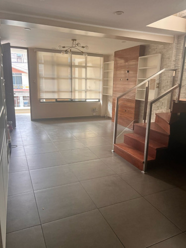 Duplex (2do Y 3er Piso) Con Ingreso Independiente Desde El 1er Piso, No Garaje Con Estacionamiento Exterior Para 1 Vehículo