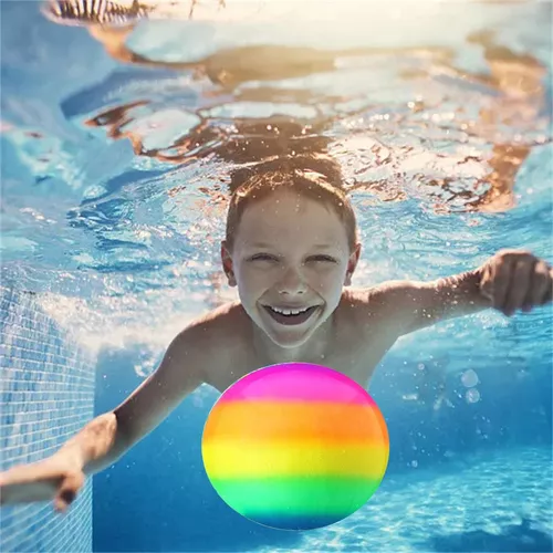 Bolas coloridas brilhantes para a piscina para jogos infantis.