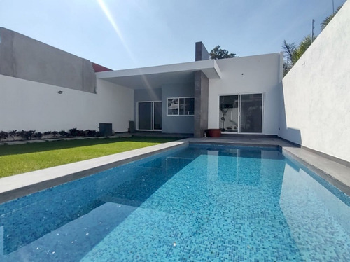 Casa Minimalista En Un Solo Nivel En Venta, En Brisas De Cuernavaca