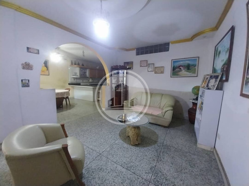En Venta Hermosa Y Amplia Casa Ubicada En Barrio Lourdes Maracay 03js