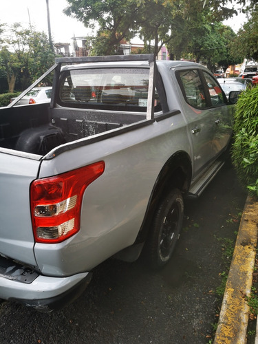 Mitsubishi L200 2.4 Cabina Doble 4x2 Mt