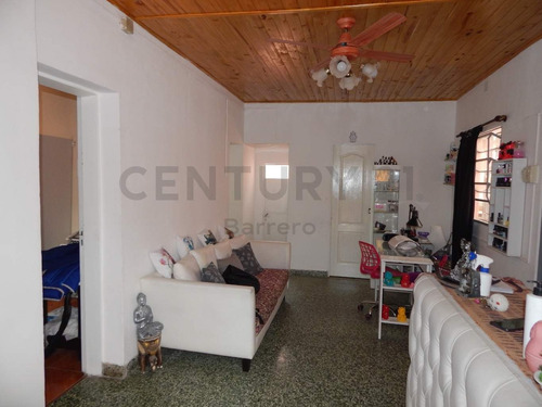 Ph De 3 Ambientes En Muy Lindo Barrio
