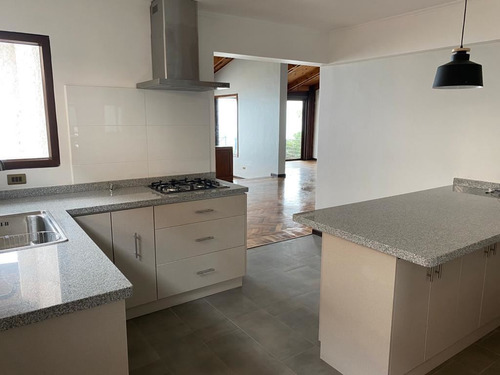 Amplia Casa Recien Remodelada Con Hermosa Vista