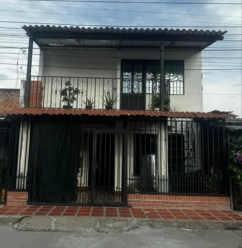 Casa Con Aparta Estudio En El Segundo Piso
