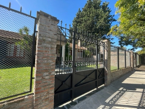 Imagen 2 de 9 de Venta - Hermosa Casa Con Pileta En Adrogue