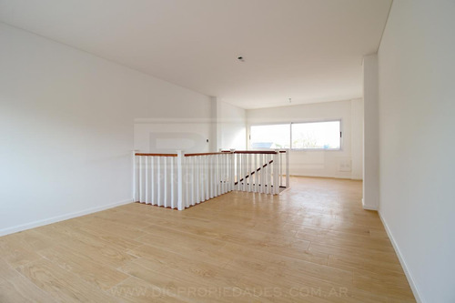 Imagen 25 de 30 de Triplex 5 Ambientes Con Jardin A Estrenar En Florida