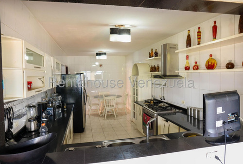 En Venta. Elegante Y Confortable Casa De Dos Niveles, Los Naranjos Del Cafetal