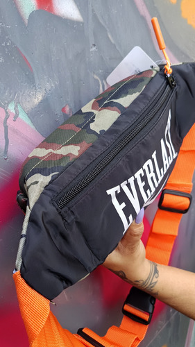 Riñonera Everlast 21755 Deportiva Urbana Negro Liso Y Camuflado