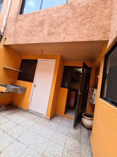 Imagen 8 de 14 de Bonita Recién Pintada Casa En Renta! Frente Galerías Toluca.