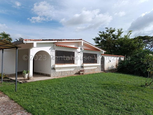 Encantadora Casa De Una Solo Nivel En Colinas De Guataparo,calle Cerrada Con Vigilancia Y Agua De Manantial,hermoso Jardin En Su Entrada Y Amplio Patio Trasero