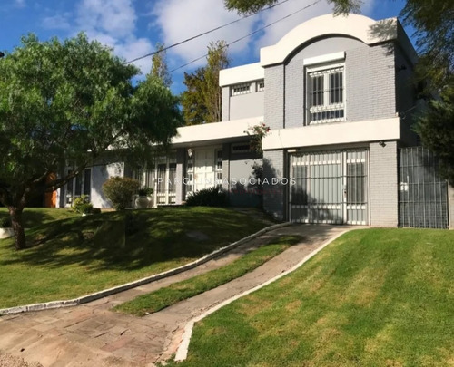 Muy Linda Casa En El Golf - Ref: 2249