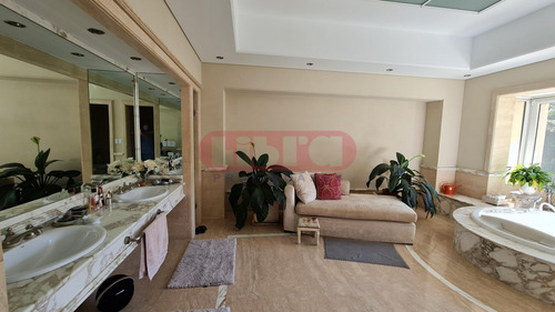 Residencia De Estilo Frances En Zona Privilegiada.
