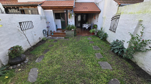 Solido Duplex De 4 Ambientes Con Cochera Y Jardin En Venta. Olivos