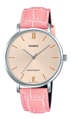 Reloj pulsera Casio Dress LTP-VT01 de cuerpo color plateado, analógica, para mujer, fondo rosa, con correa de cuero color rosa, agujas color plateado, dial dorado, bisel color plateado y hebilla simple