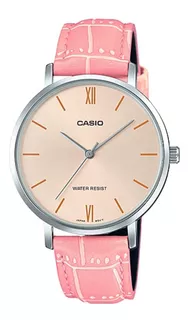 Reloj pulsera Casio Dress LTP-VT01 de cuerpo color plateado, analógico, para mujer, fondo rosa, con correa de cuero color rosa, agujas color plateado, dial dorado, bisel color plateado y hebilla simpl