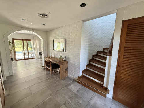 Impecable Casa Con Jardin, Parrilla Y Pileta En Venta - Vista Al Golf - Club Nautico Escobar