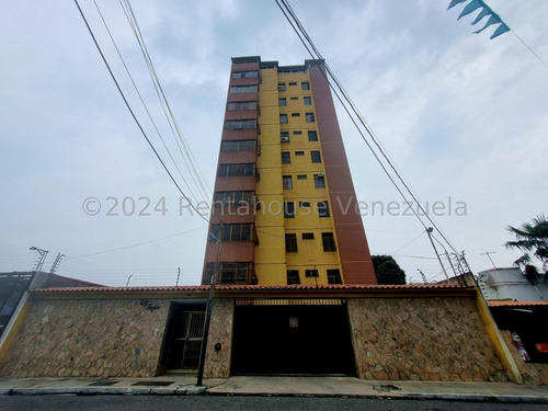 Apartamento En Alquiler Ubicado Al Centro De Barquisimeto, Cuenta Con 3 Habitaciones, 2 Baños, 1 Puesto De Estacionamiento.
