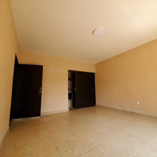 Amplisima Casa En Inmejorable Ubicación, Centrico Y Seguro.