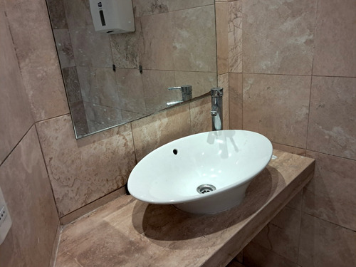 Amplia Oficina, Acceso Metro, Impecable. Uf 120 Mensual