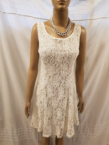 Vestido Blanco Con Lentejuelas. 