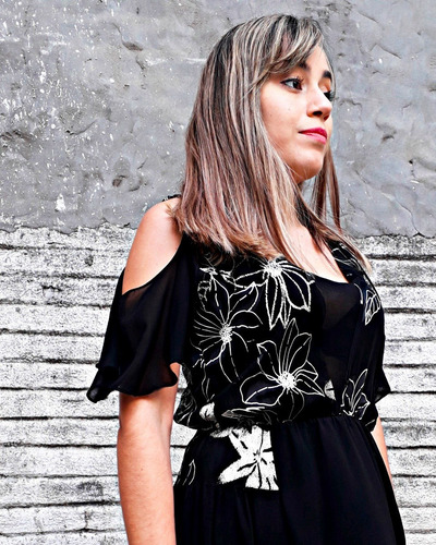 Vestido Negro Corto Gasa Con Bordados En Saten Plateado.