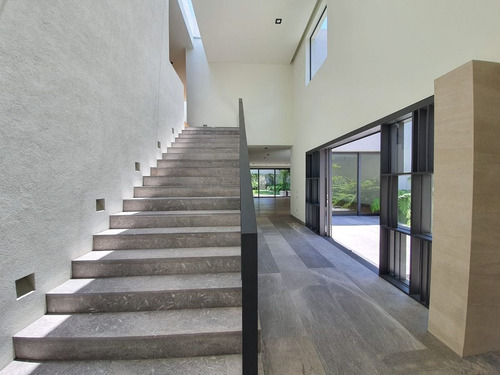 De Revista Casa Nueva En Venta, Vistahermosa, Calle Cerrada