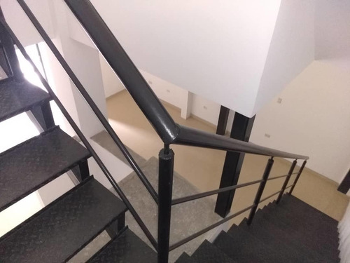 Galpones Con Locales En Venta En Centro Barquisimeto Lara -- %%m-c-t%% Cod. 23 Guion 2 3 5 2 2