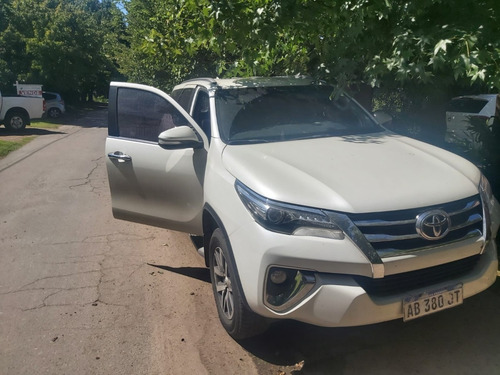 Imagen 19 de 19 de Toyota Hilux Sw4 2017 2.8 Srx 177cv 4x4 7as At