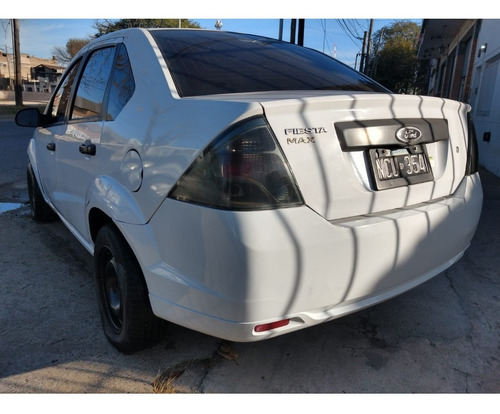 Imagen 10 de 11 de Ford Fiesta Max 1.6 Ambiente Plus