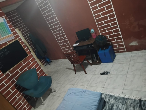 Casa Com 6 Quartos, Galpão E Banheiro.
