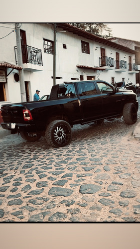Hermosa Camioneta Alta Color Negra Asientos De Piel