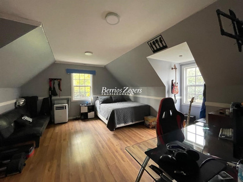 Casa En Venta De 5 Dorm. 4 Baños Más Servicio E Lo Barnechea