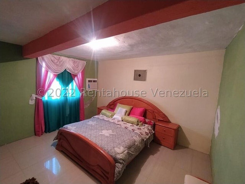 Se Vende Casa Los Samanes Urb. La Esmeraldas Maracay 23-6298 Al