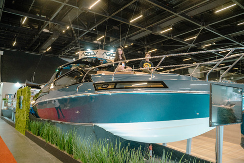 Lancha Azov Z380c Cabinada - 2025 0km - Direto Da Fábrica