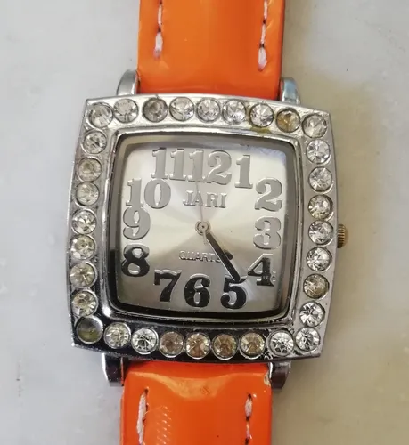 Reloj Jari Unisex Cuarzo Bisel Con Pedrer a Caratula Plata