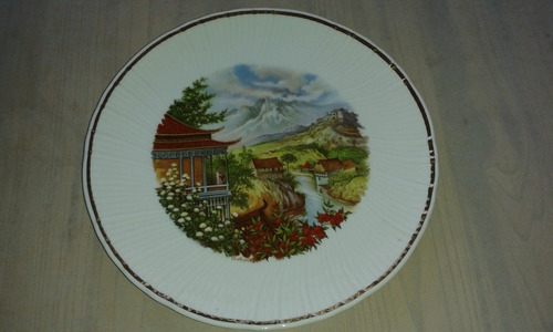 Plato Decorativo. Porcelana Victoria. Motivo Paisaje Chino