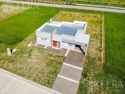 Imagen 2 de 12 de Venta De Casa 3 Ambientes En Barrio Villalobos Hudson (26521)