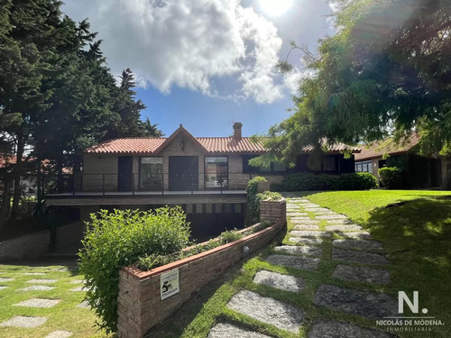 Casa En Venta De 4 Dormitorios En Playa Mansa , Punta Del Este 