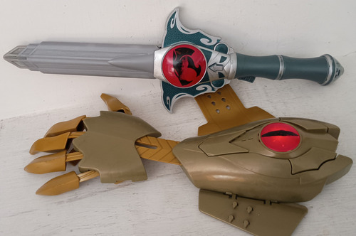 Thundercats Espada Y Garra Lion-o Sonidos Y Luz Bandai 2011 Gris (Usado)