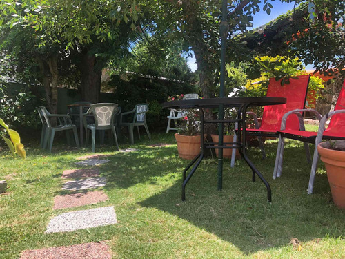 Casa En Alquiler En Piriapolis Con Parque Arbolado, Barbacoa Con Heladera Y Comedor Para 10 Personas